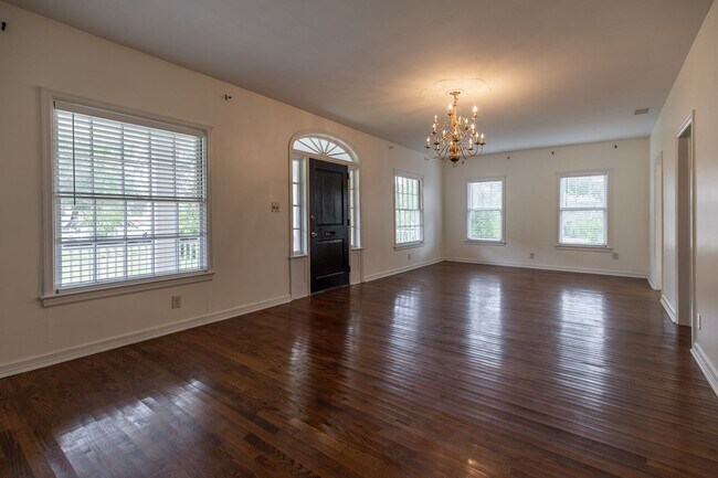 Foto del edificio - 215 W Jessamine Ave