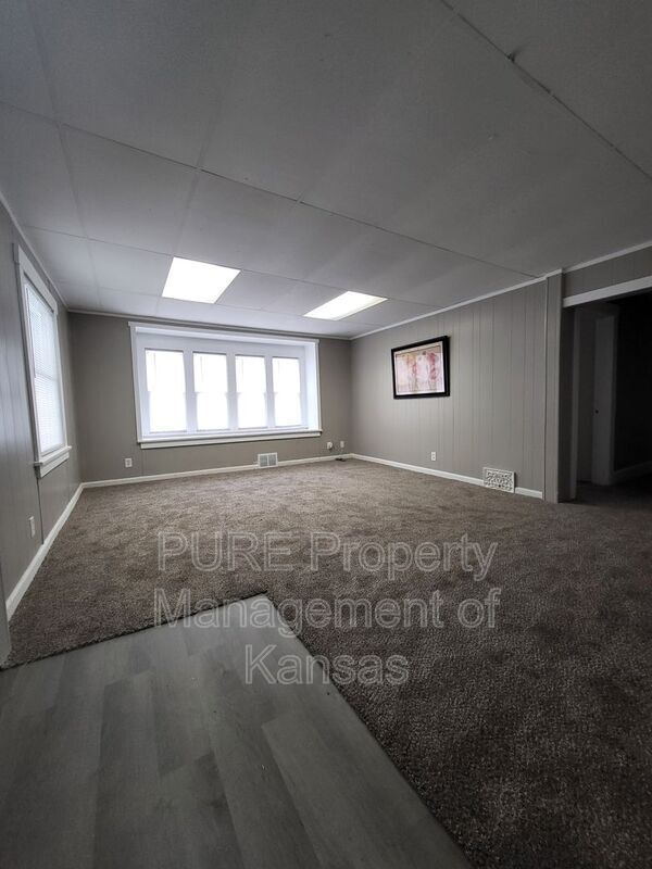 1619 SW Lincoln St Unit 4 Main, Topeka, KS 66604 Condo for Rent in