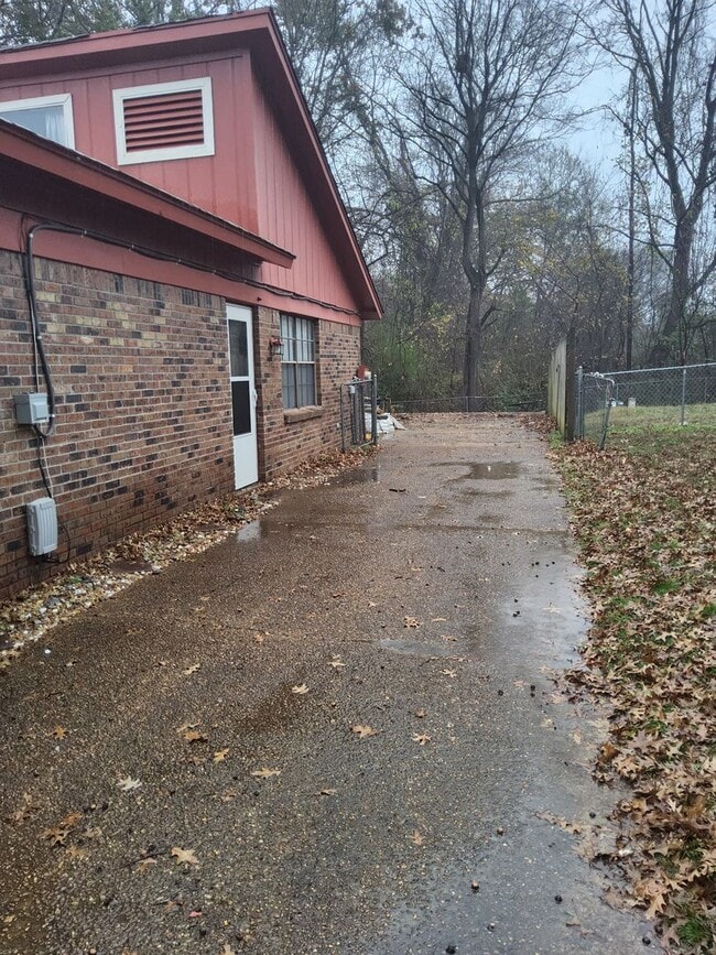 Building Photo - 5700 Ridgetop Dr