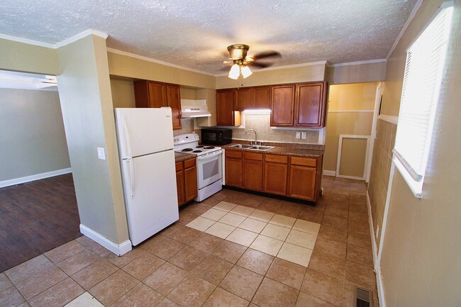 Building Photo - Charming 3 Bed 1 Bath Ranch
