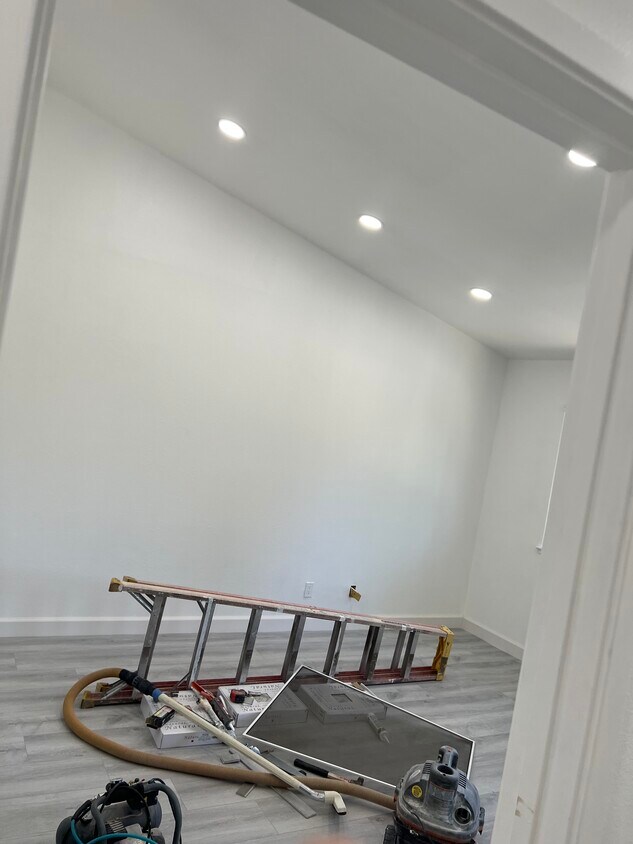 Building Photo - 230 Damsen Dr