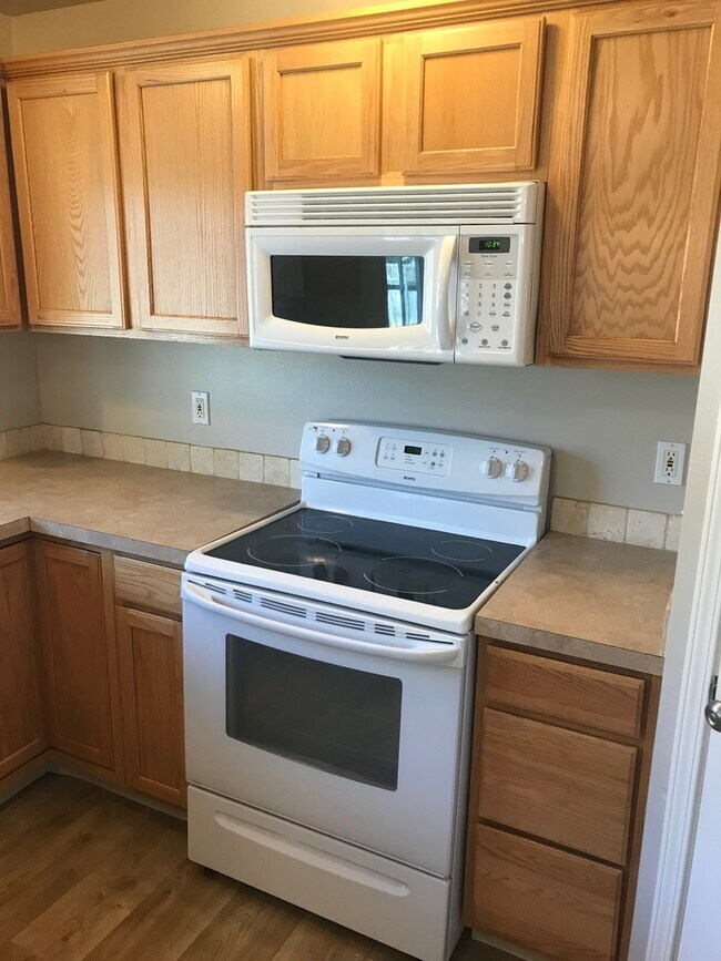 Building Photo - Ready Now / 4 Bed PLUS Large BONUS ROOM and 2.5 BA great spacious home!