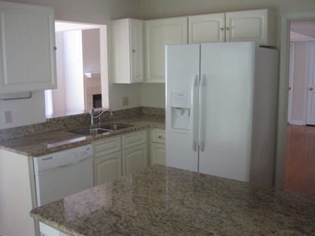 Building Photo - Live in Desirable Kirkwood in the heart of Chapel Hill!