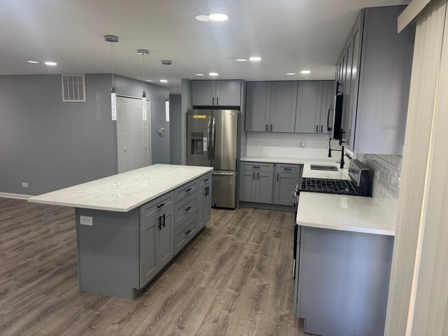 Building Photo - 1310 Somerset Ln