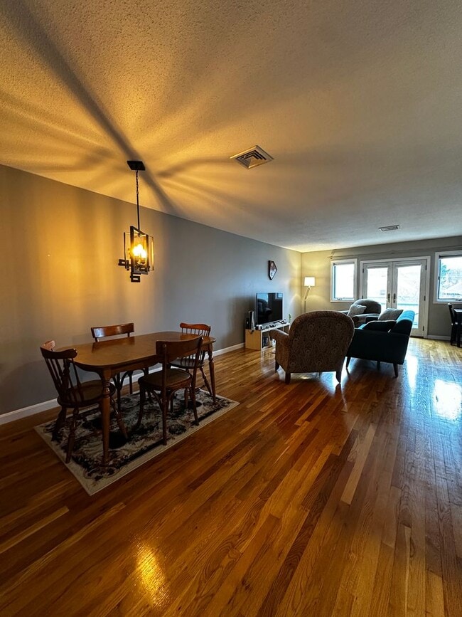 Foto del edificio - Spacious 2-Bed, 2-Bath Condo with 2 Parkin...
