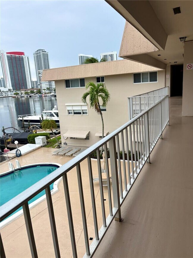 Foto del edificio - 300 Golden Isles Dr