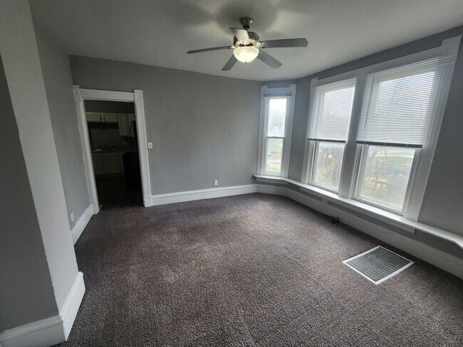 Foto del edificio - Large 4 bedroom house