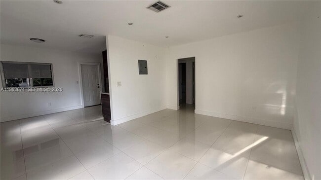 Building Photo - 560 NE 67th St