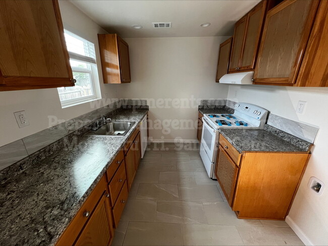Building Photo - 2206 Buena Vista Ave