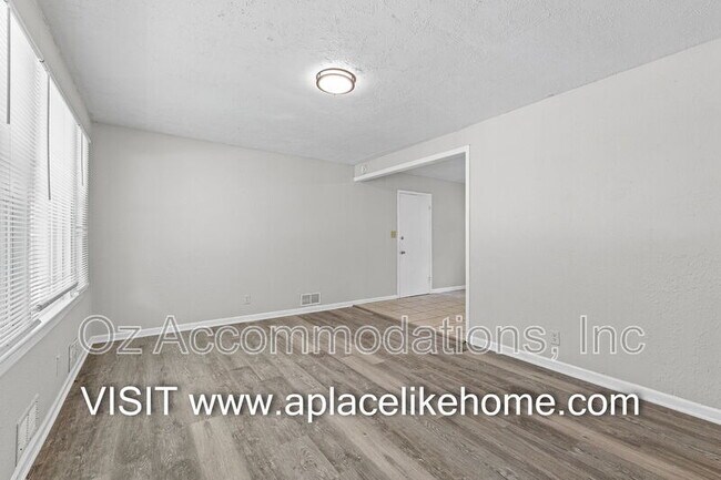 Foto del edificio - 9811 Marsh Ave