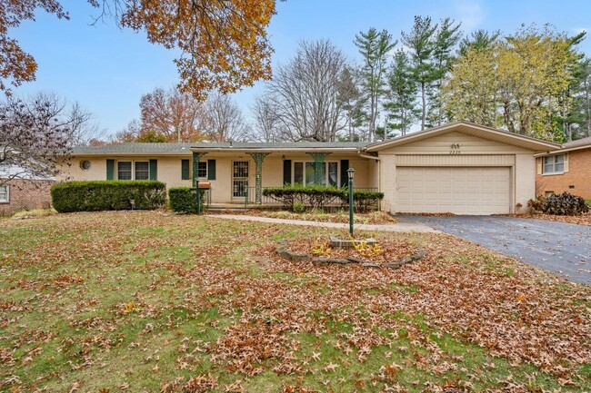 Building Photo - RARE SOUTHERN HILLS BEAUTY! 3 living rooms...