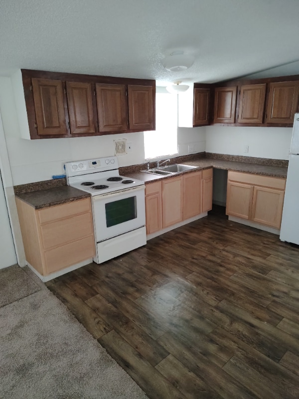 Building Photo - 128 SE Guinevere Ct