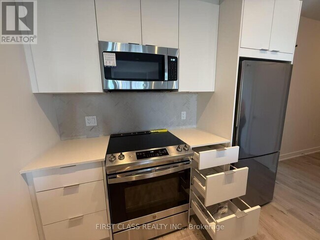 Building Photo - 430-430 Square One Dr