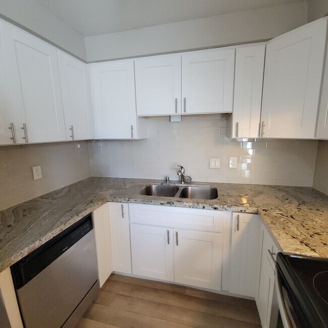 Foto del edificio - Live and Love this Coastal Condo in Del Ma...