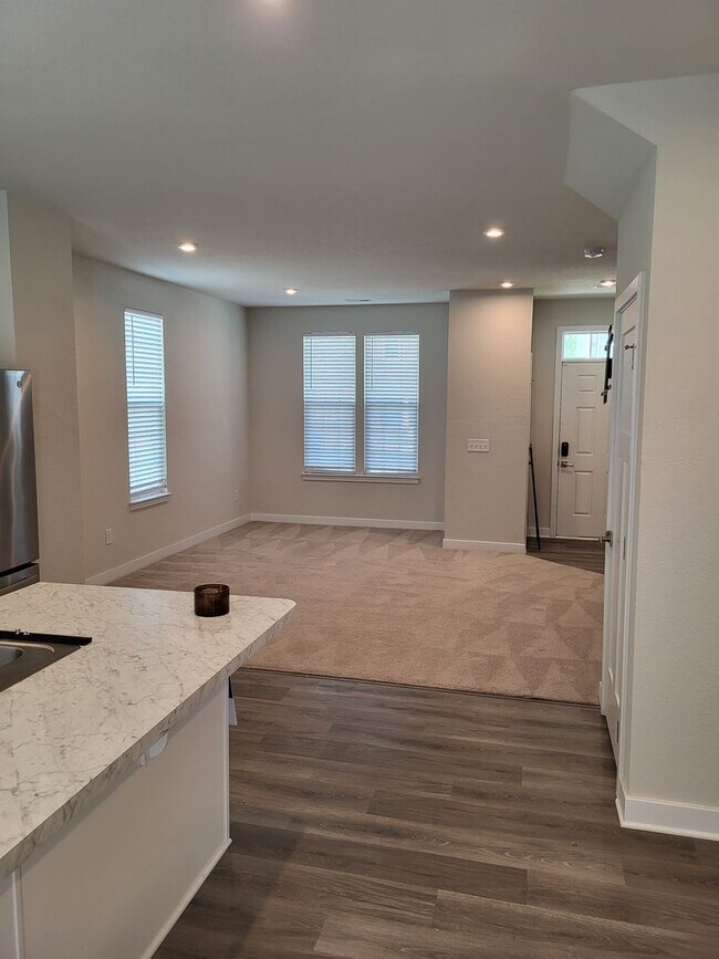 Foto del edificio - NEW PORT TOWNHOMES