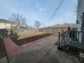 Building Photo - 321 W 5th St