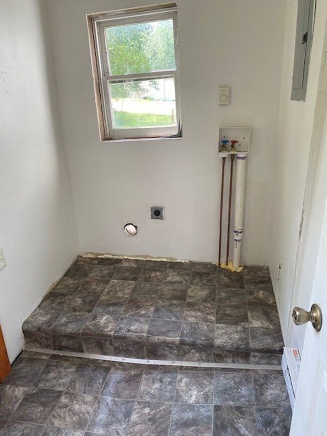 Building Photo - 3 Bedroom 1 Bathroom Single Family Home in...