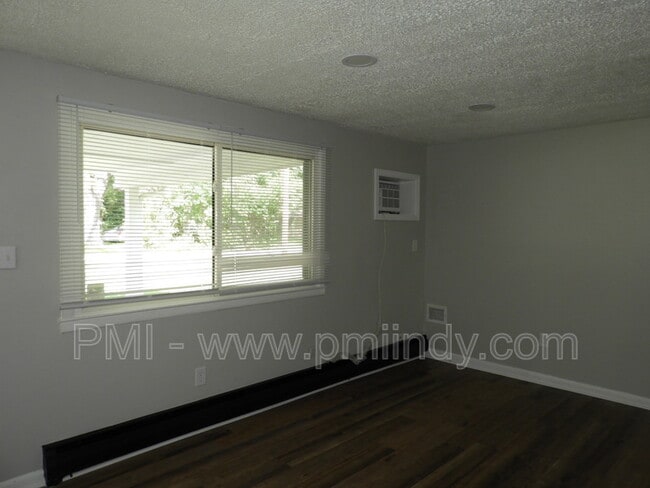 Building Photo - 563 E 107th St