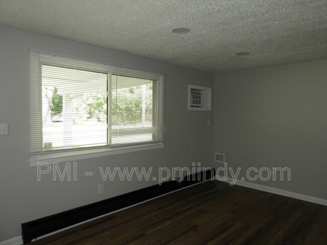 Foto del edificio - 563 E 107th St