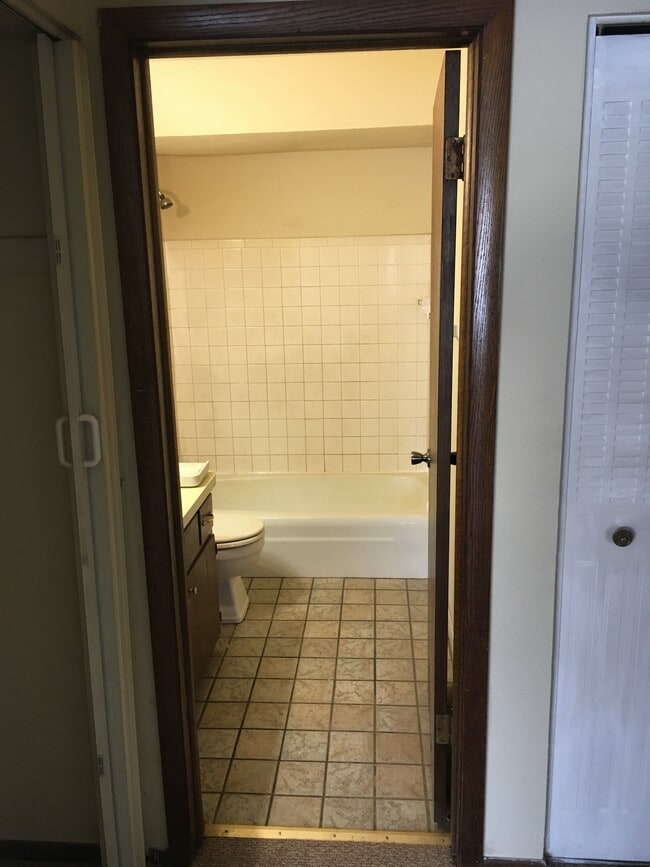 Tub/ shower combo - N64W24206 Main St