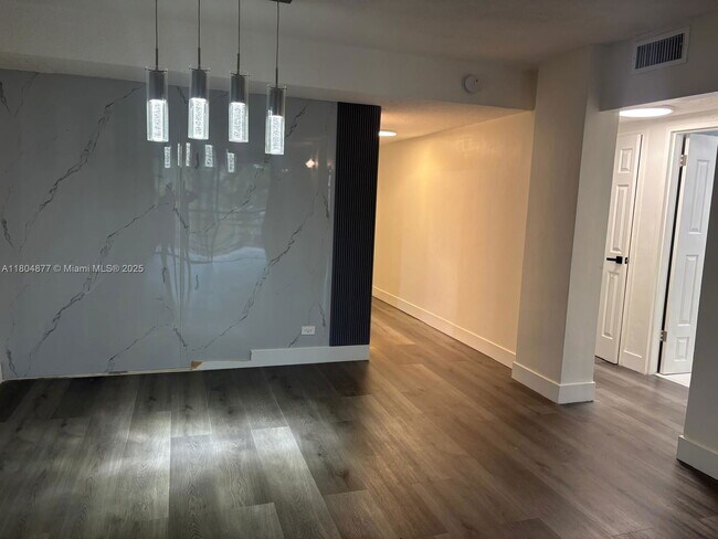 Foto del edificio - 3660 NE 166th St