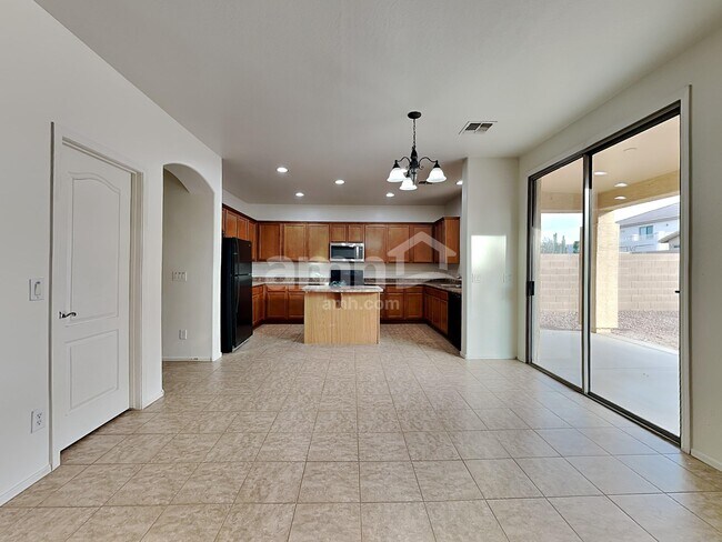 Foto del edificio - 18015 W Carol Ave