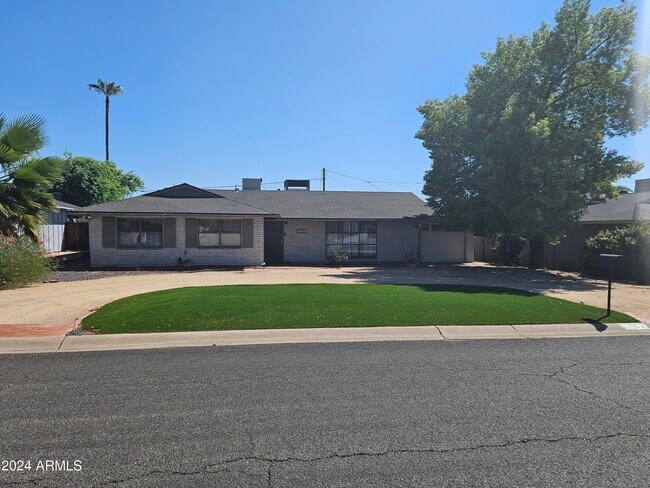 Building Photo - 1707 E Sierra Vista Dr