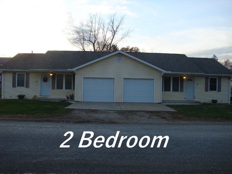202 W Wabash Ave Unit C, Stonington, IL 62567 Room for Rent in
