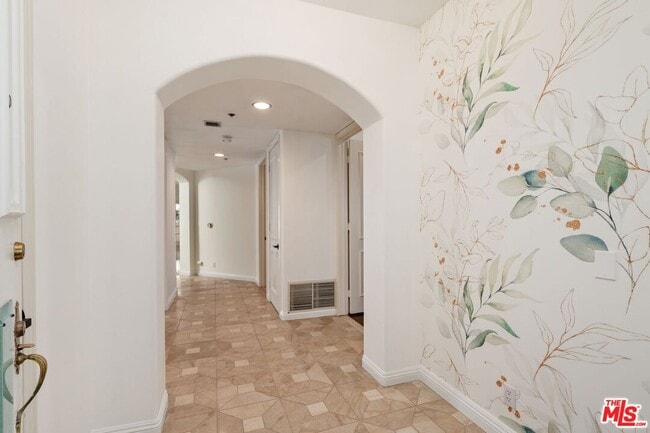 Building Photo - 125 S Oakhurst Dr