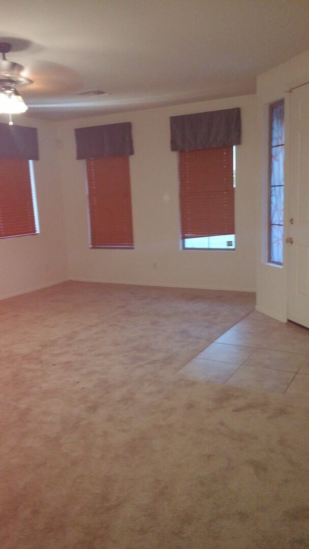 Foto del edificio - BEAUTIFUL CORNER LOT HOME WITH LARGE ROOMS