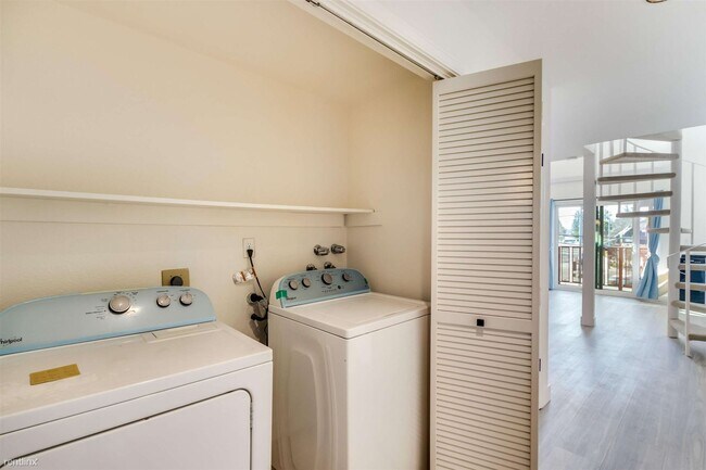 Building Photo - 3 br, 2 bath Condo - 4157 El Camino Way # I