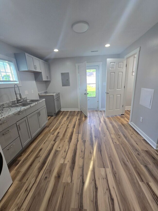 Foto del edificio - One Bedroom Duplex located on the Westside near 10th St and White River Pkway Dr