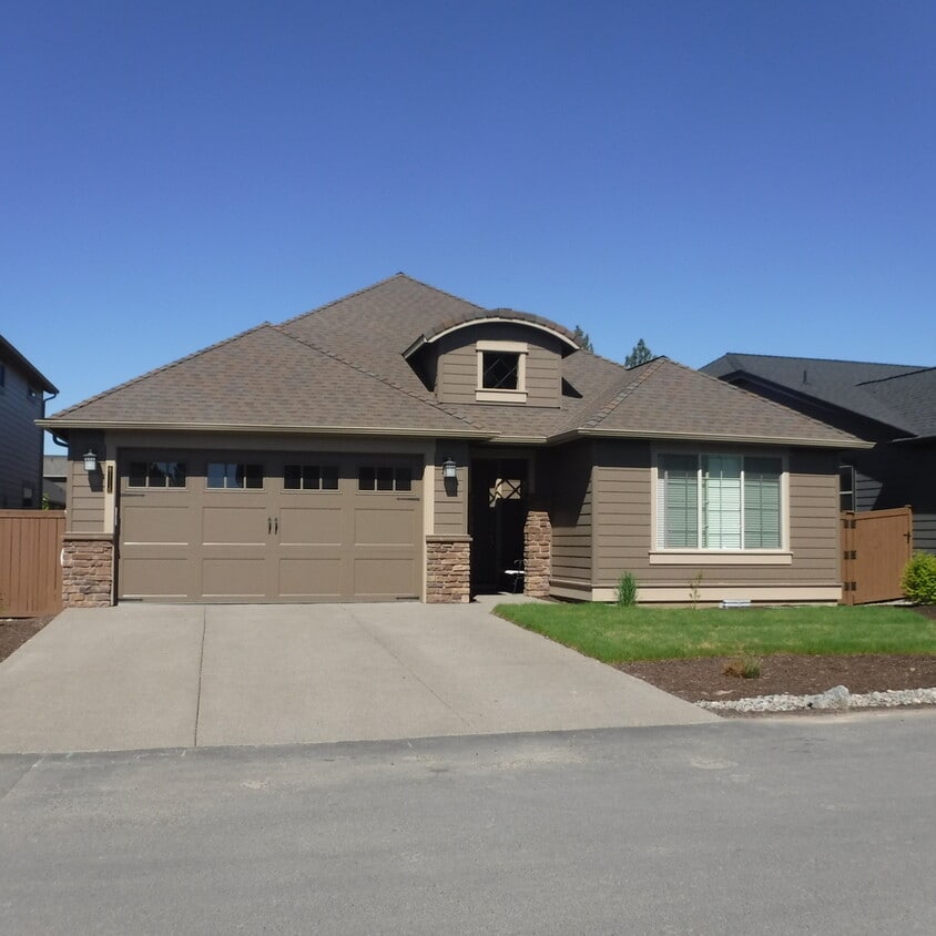 Foto principal - Beautiful 3 Bed/3 Bath Single Level Home i...