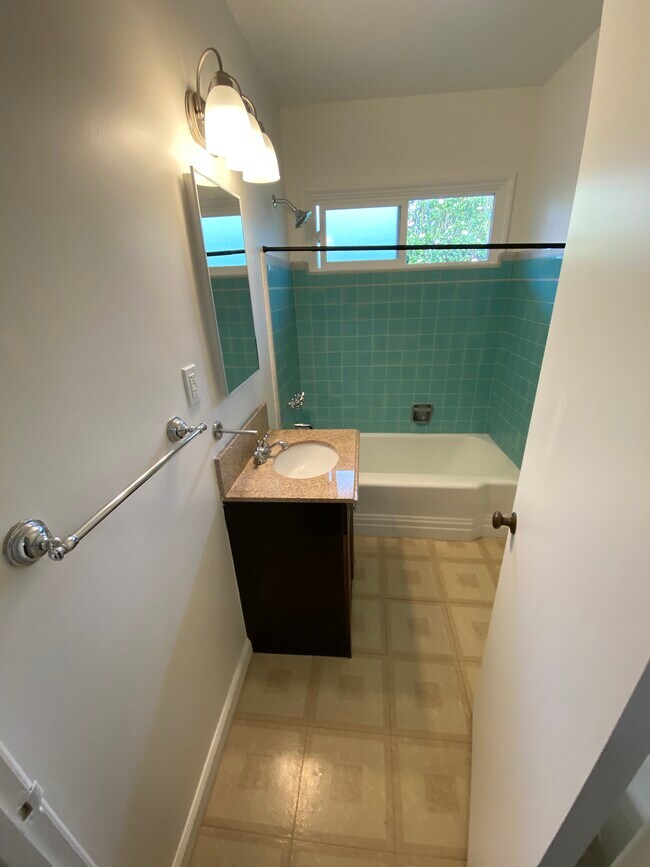 Bathroom - 4439 Lakeside Dr