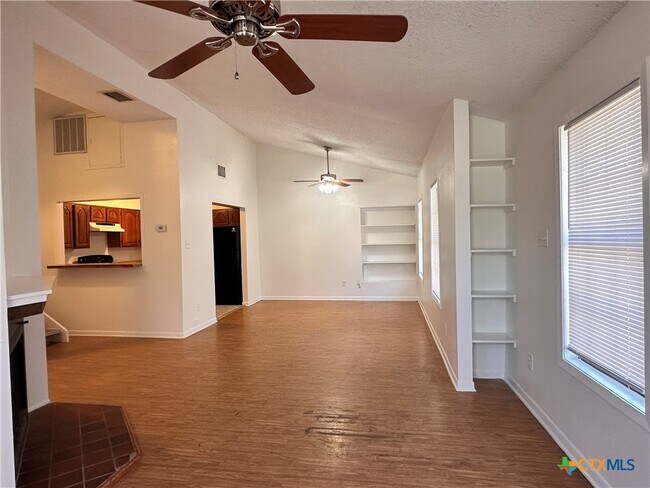 Foto del edificio - 899 Hillyer St