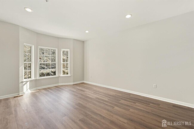 Foto del edificio - 102 Forest Dr