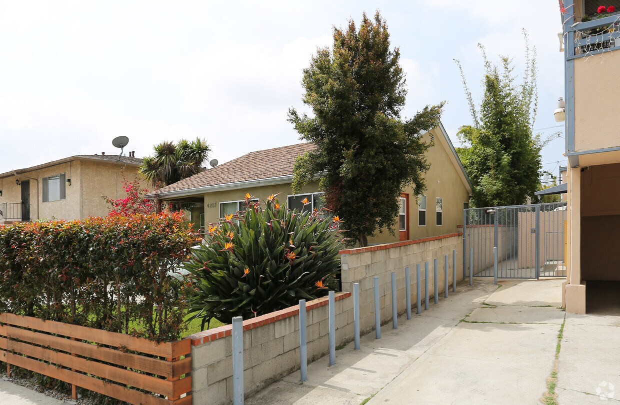 Foto del edificio - 4207-4209 McLaughlin Ave