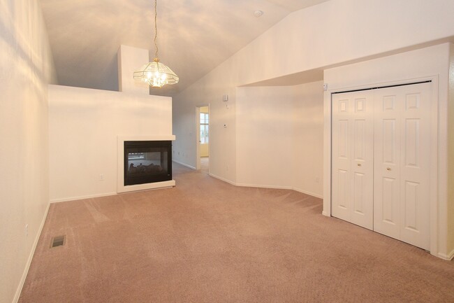 Building Photo - AVAILABLE NOW! 2 Bed 2 Bath 2 Car Garage