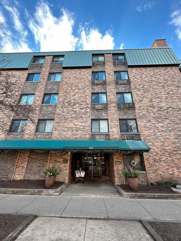 Foto principal - 401 W Webster Ave