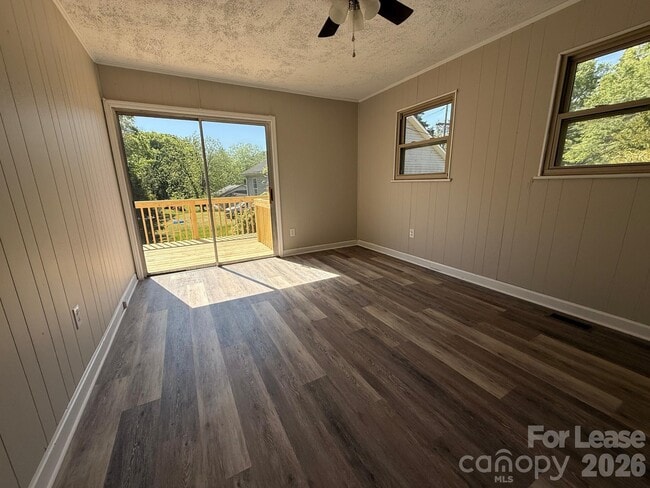 Foto del edificio - 742 Central Dr NW