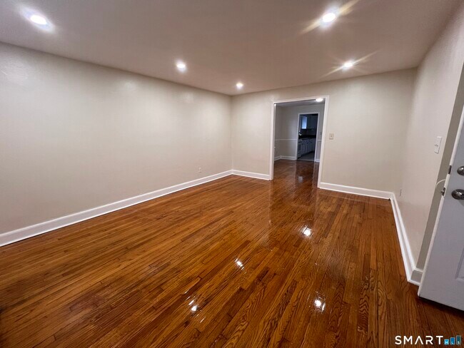 Building Photo - 60 Lincoln Ave