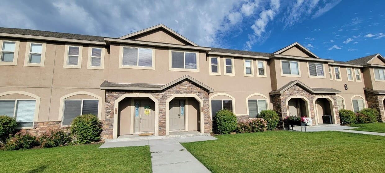 Primary Photo - 3 bed, 2.5 bath townhome w/attached 2 car ...