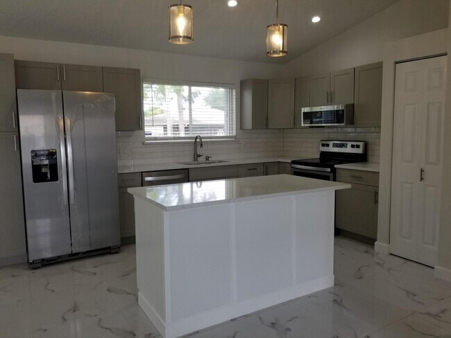Foto del edificio - 2150 SE Dolphin Rd