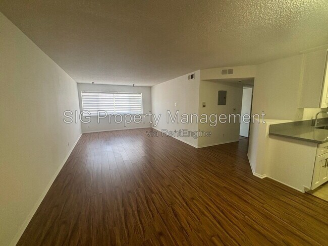 Foto del edificio - 10241 Commerce Ave