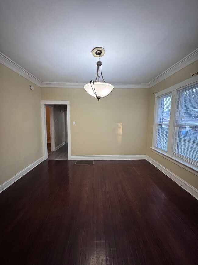 Building Photo - 4 Bed 1.5 Bath - Single Family Home locate...