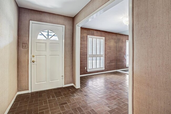Building Photo - 6013 Valley Forge Dr