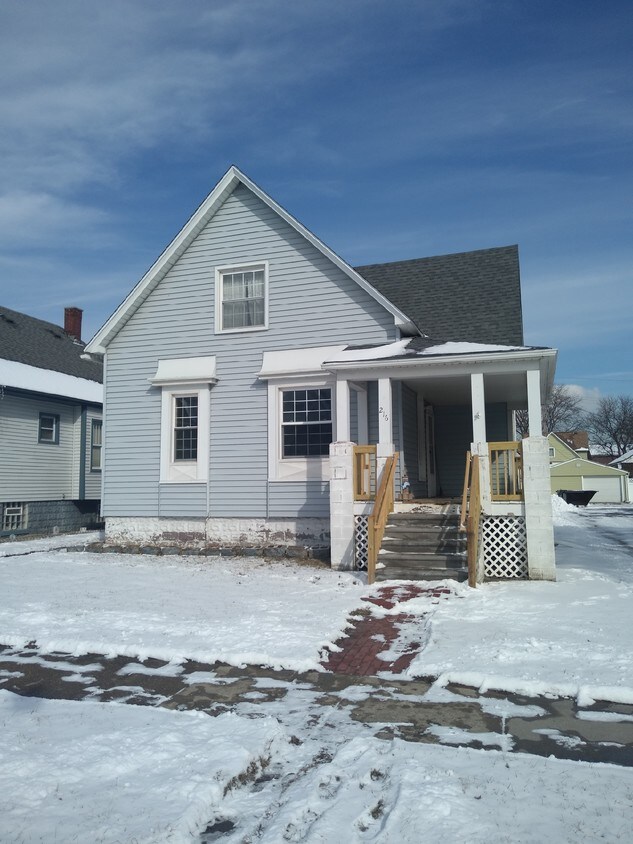 216 Poplar St Unit 2, Wyandotte, MI 48192 Room for Rent in Wyandotte