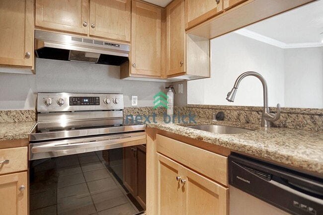 Building Photo - 2 BED & 1 BATH CONDO FOR RENT