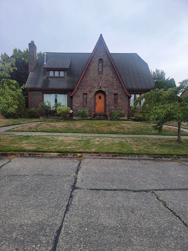 Foto principal - Gorgeous Tudor in Tacoma's North Slope Area