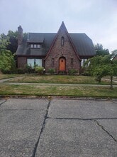 Building Photo - 602 N M St